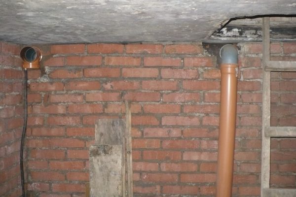 Затхлый запах из подполья — повод проверить влажность пола и стен