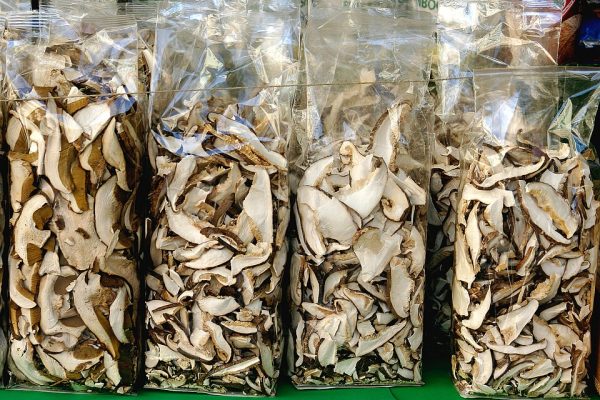 Лесные вёшенки сушат полосками около 5 мм и хранят в сухих банках